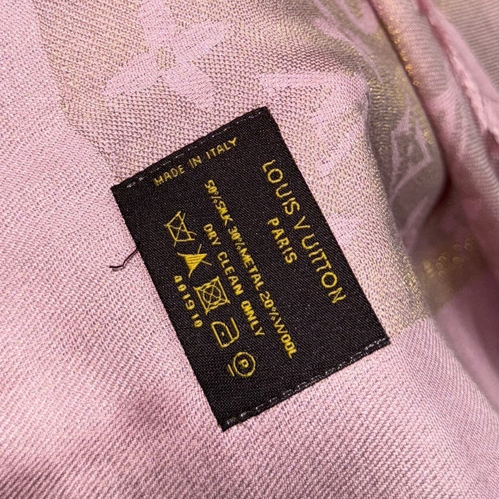 Louis Vuitton Neo Natté Monogram Shawl in light pink/gold - Picture 5 of 6